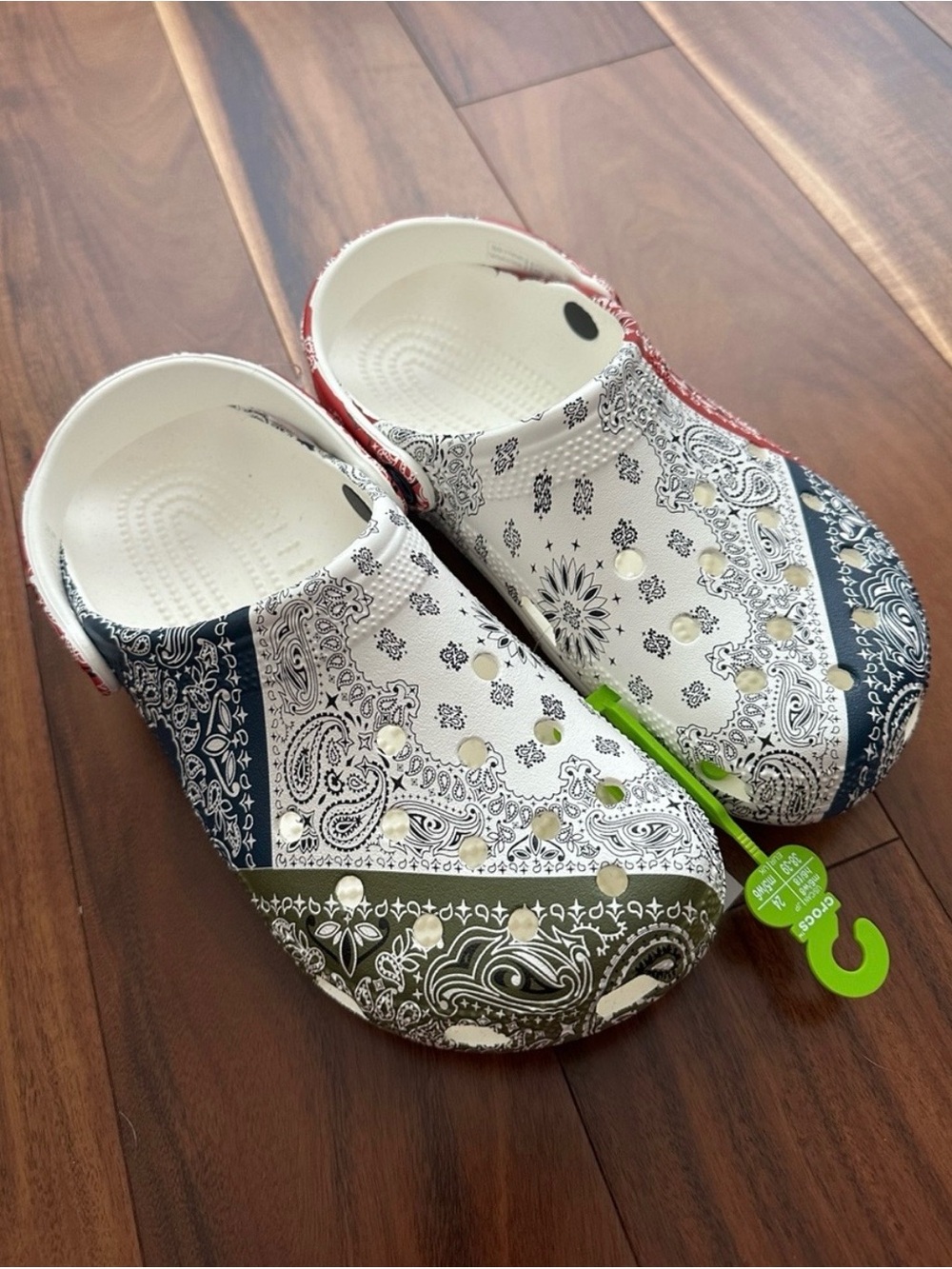 CROCS CLASSIC BANDANA
CLOG M6 W8 NWT